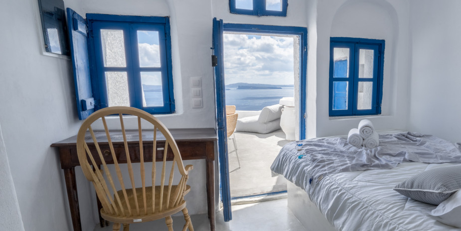 Romantic luxury villas in the Greek Island of Santorini for couples